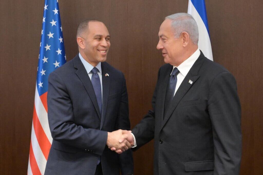 House Minority Leader Hakeem Jeffries shaking hands with Benjamin Netanyahu during a trip to Israel on April 24, 2023. (Photo: Amos Ben Gershom, L.A.M.)