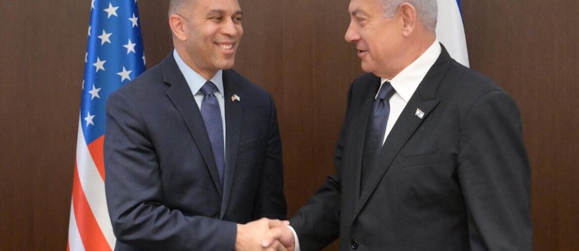House Minority Leader Hakeem Jeffries shaking hands with Benjamin Netanyahu during a trip to Israel on April 24, 2023. (Photo: Amos Ben Gershom, L.A.M.)
