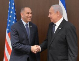 House Minority Leader Hakeem Jeffries shaking hands with Benjamin Netanyahu during a trip to Israel on April 24, 2023. (Photo: Amos Ben Gershom, L.A.M.)