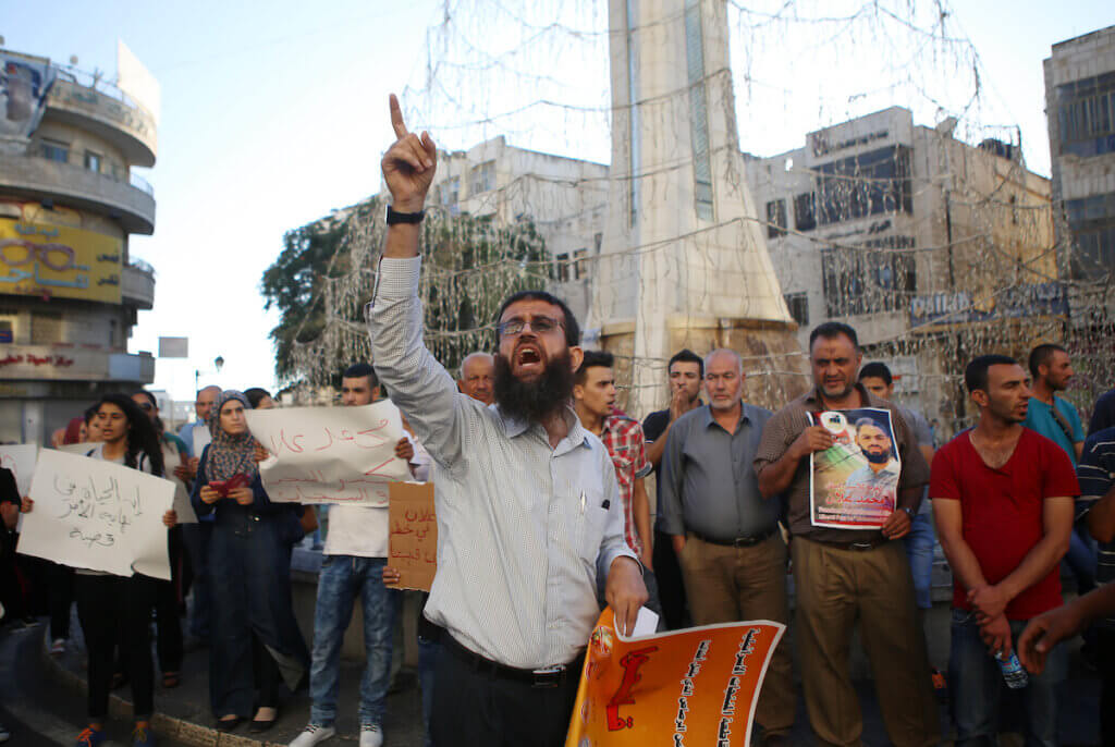 Khader Adnan participates in a demonstration supporting Palestinian prisoner Mohammad Allan in the West Bank city of Ramallah, on August 14, 2015. (Photo: Shadi Hatem/APA Images)
