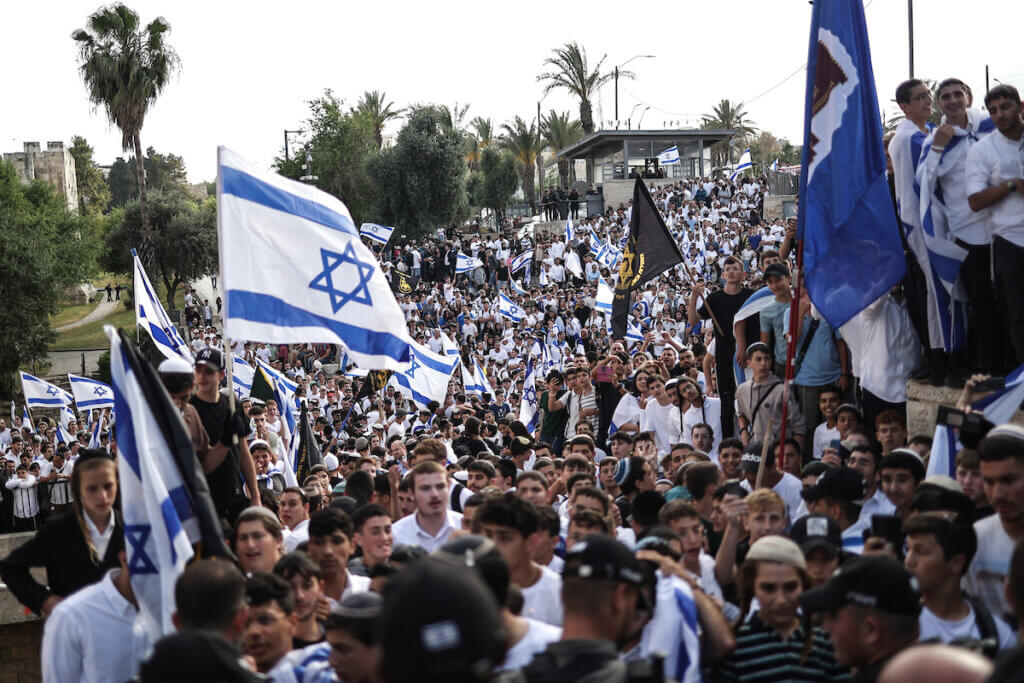 Gli israeliani prendono parte alla marcia della bandiera che segna la Giornata di Gerusalemme il 18 maggio 2023. (Foto: Ilia Yefimovich/dpa via ZUMA Press/APAimages)