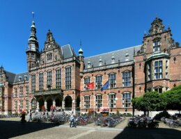 An exterior photo of the main building of the University of Groningen. (Photo: Wikimedia)