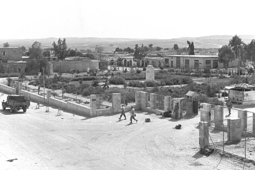 Black-and-white photo depicting a general view of the entrance to the city of Beer al-Sabe' in October 1948.