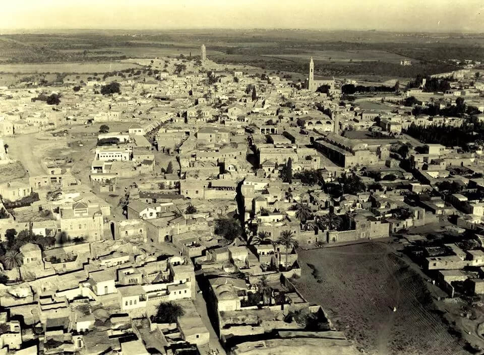 Black-and-white photo depicting an aerial view of the town of al-Ramleh in 1940.