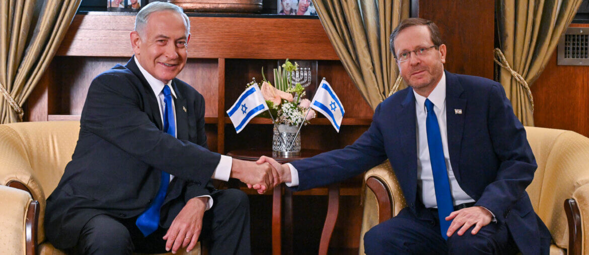 Israeli President Isaac Herzog (right) assigned the task of forming a government to Benjamin Netanyahu (left), in November 2022. In the photo Netanyahu and Herzog are shaking hands.