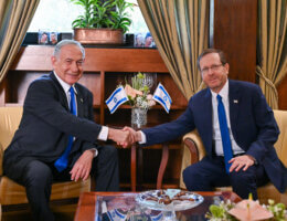 Israeli President Isaac Herzog (right) assigned the task of forming a government to Benjamin Netanyahu (left), in November 2022. In the photo Netanyahu and Herzog are shaking hands.