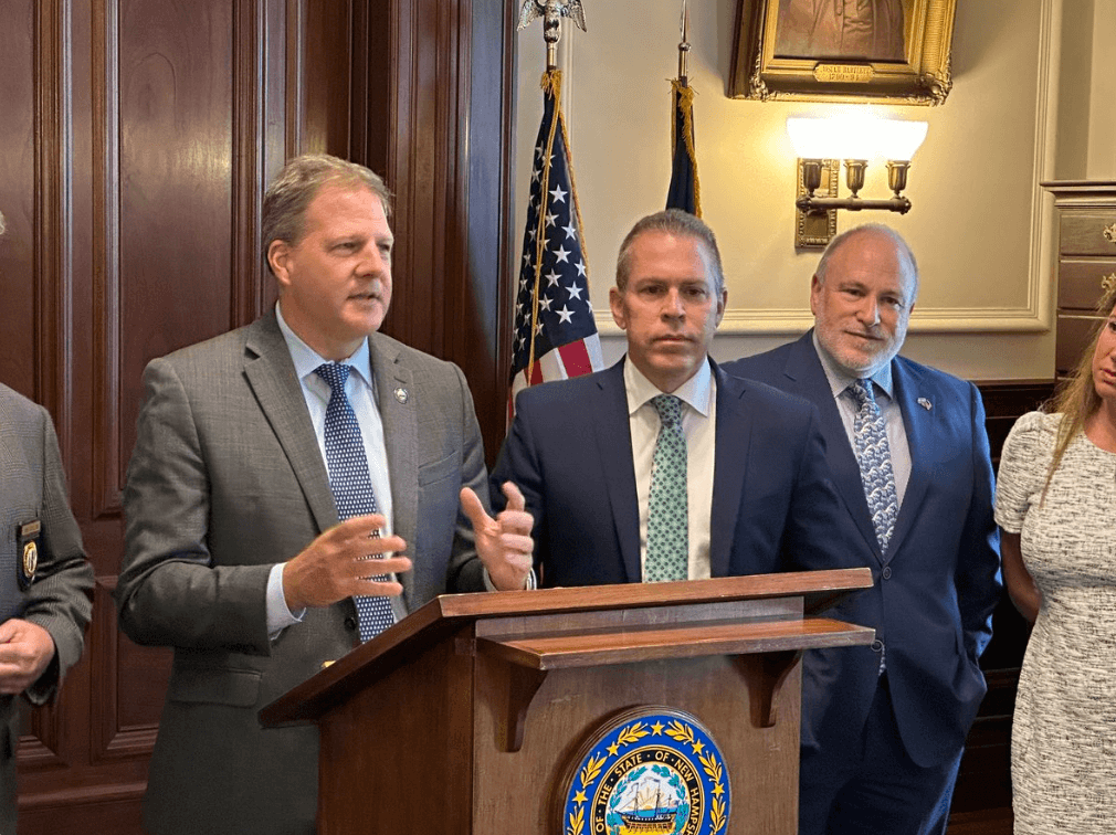 New Hampshire Governor Chris Sununu (R) signs the state's new anti-BDS law with Israeli Ambassador to the UN Gilad Erdan (right), on July 6, 2023 (Photo: social media)