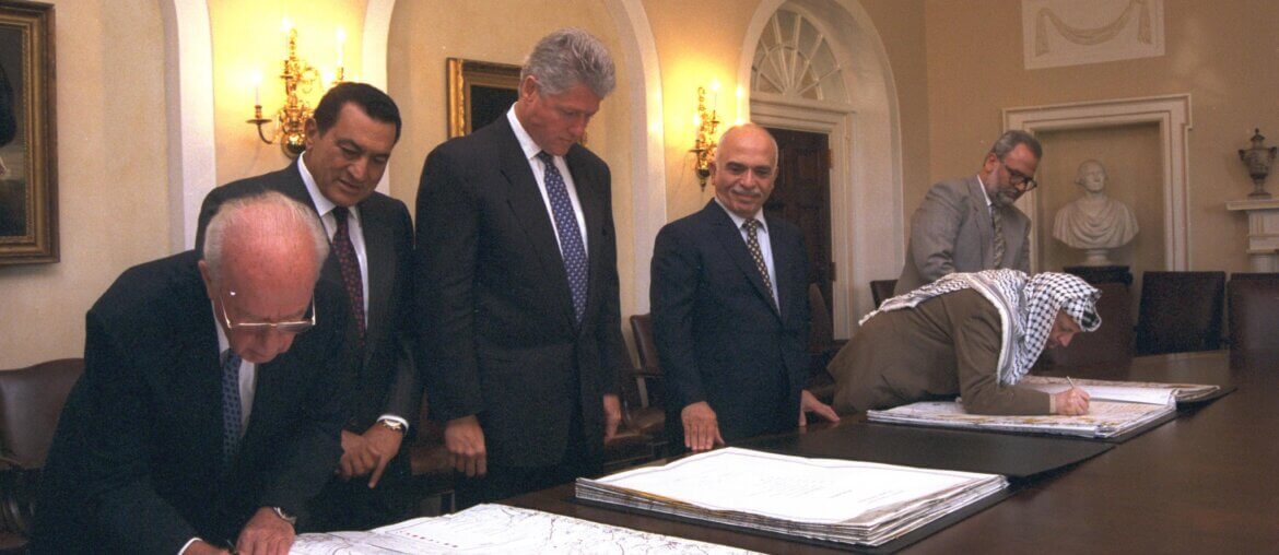 ISRAELI PM YITZHAK RABIN (LEFT) AND PLO CHAIRMAN YASSER ARAFAT (RIGHT) SIGN OSLO 2 MAPS IN THE WHITE HOUSE AS (LEFT TO RIGHT) EGYPTIAN PRESIDENT HUSNI MUBARAK,U.S. PRESIDENT BILL CLINTON, AND KING HUSSEIN OF JORDAN WATCH, SEPTEMBER 28, 1995.