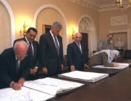 ISRAELI PM YITZHAK RABIN (LEFT) AND PLO CHAIRMAN YASSER ARAFAT (RIGHT) SIGN OSLO 2 MAPS IN THE WHITE HOUSE AS (LEFT TO RIGHT) EGYPTIAN PRESIDENT HUSNI MUBARAK,U.S. PRESIDENT BILL CLINTON, AND KING HUSSEIN OF JORDAN WATCH, SEPTEMBER 28, 1995.