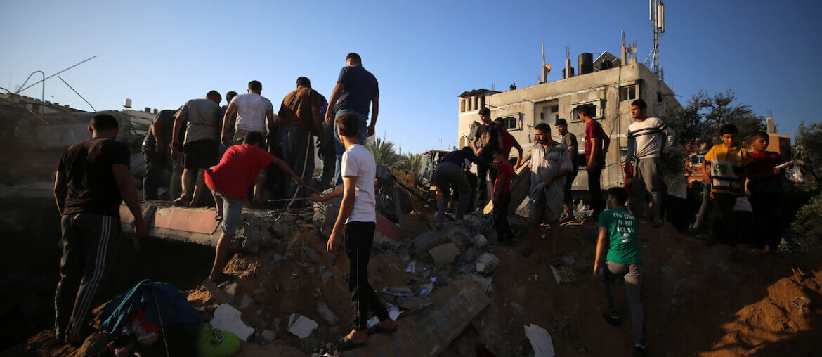 Palestinians look for survivors under the rubble of a building following an Israeli airstrike in Gaza City on October 15, 2023. (Credit Image: © Majdi Fathi/NurPhoto via ZUMA Press APA Images)