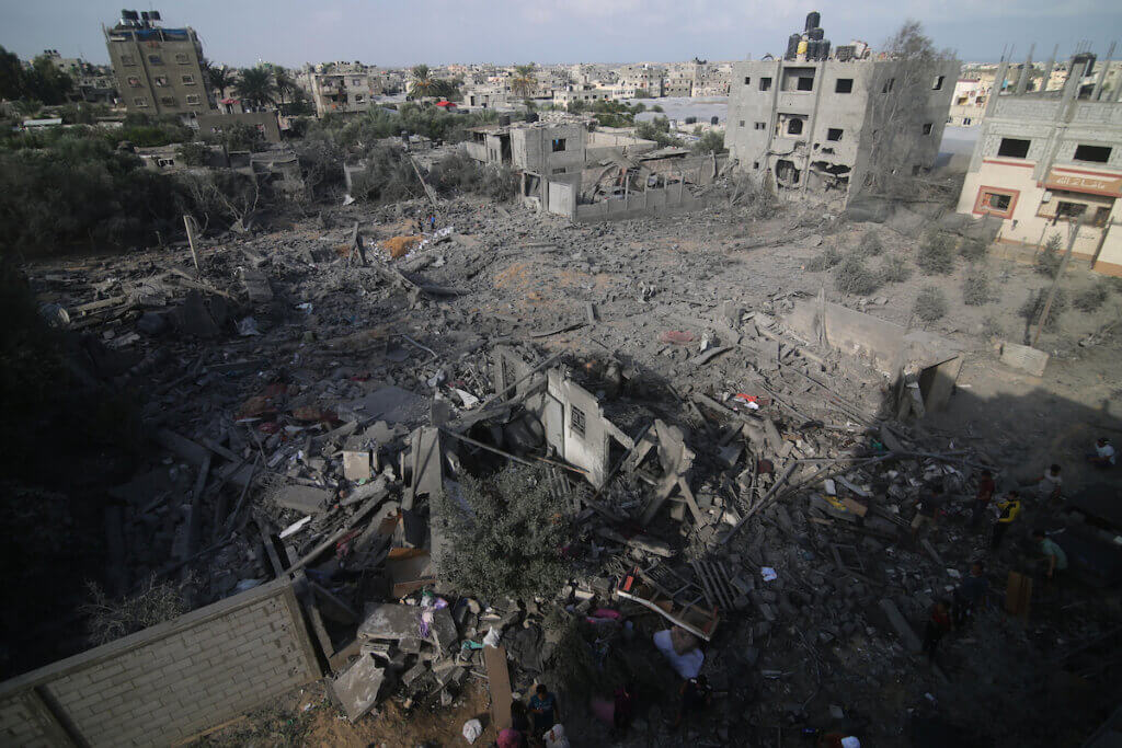 Zdjęcie zrobione 22 października 2023 r. pokazuje zniszczone budynki po izraelskich nalotach w mieście Khan Younis na południu Strefy Gazy. (Zdjęcie: © Khaled Omar/Xinhua via ZUMA Press APA Images)