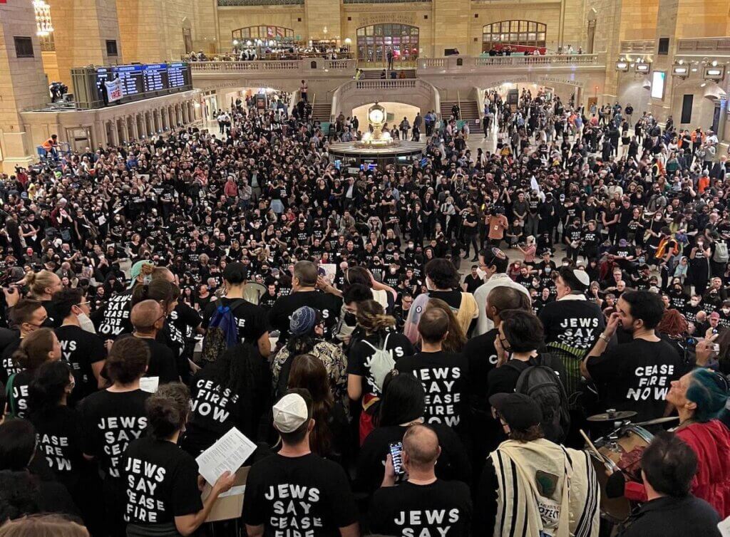 Over 300 Jewish New Yorkers were arrested at Grand Central calling for a ceasefire in the largest civil disobedience NYC has seen in 20 years. (Photo: Jewish Voice for Peace)