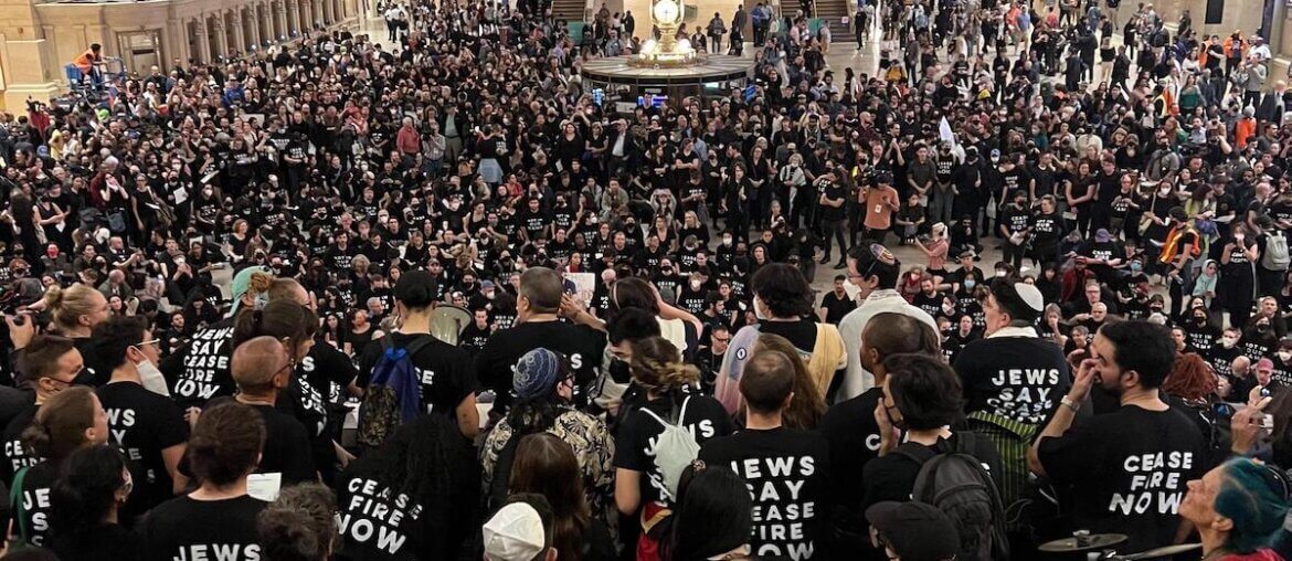 Over 300 Jewish New Yorkers were arrested at Grand Central calling for a ceasefire in the largest civil disobedience NYC has seen in 20 years. (Photo: Jewish Voice for Peace)