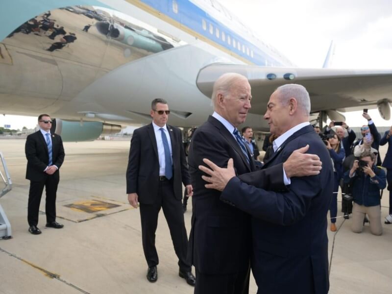 Prime Minister Benjamin Netanyahu welcoming US President Joe Biden at Ben-Gurion International Airport, October 18, 2023 (Photo: Avi Ohayon, GPO)