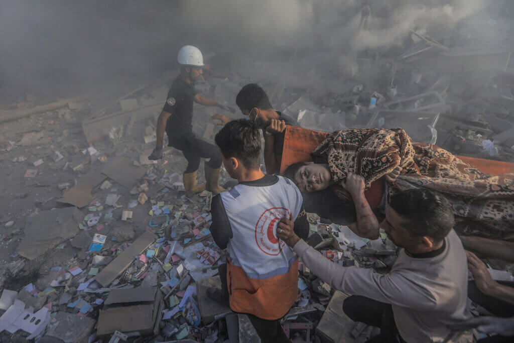 Palestinian rescuers transport a survivor after finding them in the rubble of a destroyed building following an Israeli airstrike in Khan Yunis, November 7, 2023. (Photo: © Mohammed Talatene/dpa via ZUMA Press APA Images)