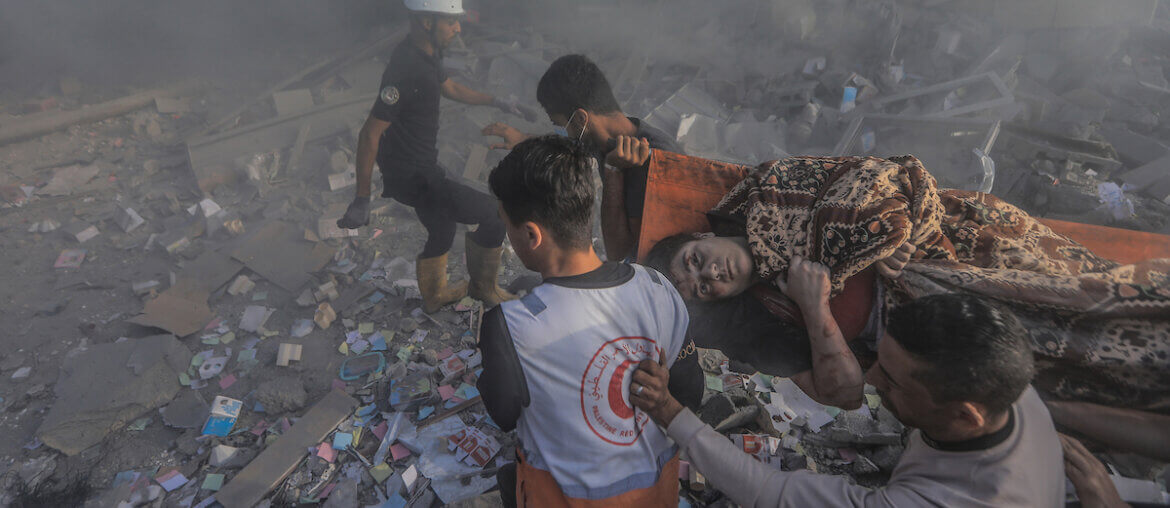 Palestinian rescuers transport a survivor after finding them in the rubble of a destroyed building following an Israeli airstrike in Khan Yunis, November 7, 2023. (Photo: © Mohammed Talatene/dpa via ZUMA Press APA Images)