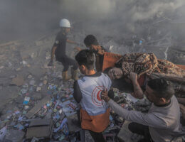 Palestinian rescuers transport a survivor after finding them in the rubble of a destroyed building following an Israeli airstrike in Khan Yunis, November 7, 2023. (Photo: © Mohammed Talatene/dpa via ZUMA Press APA Images)