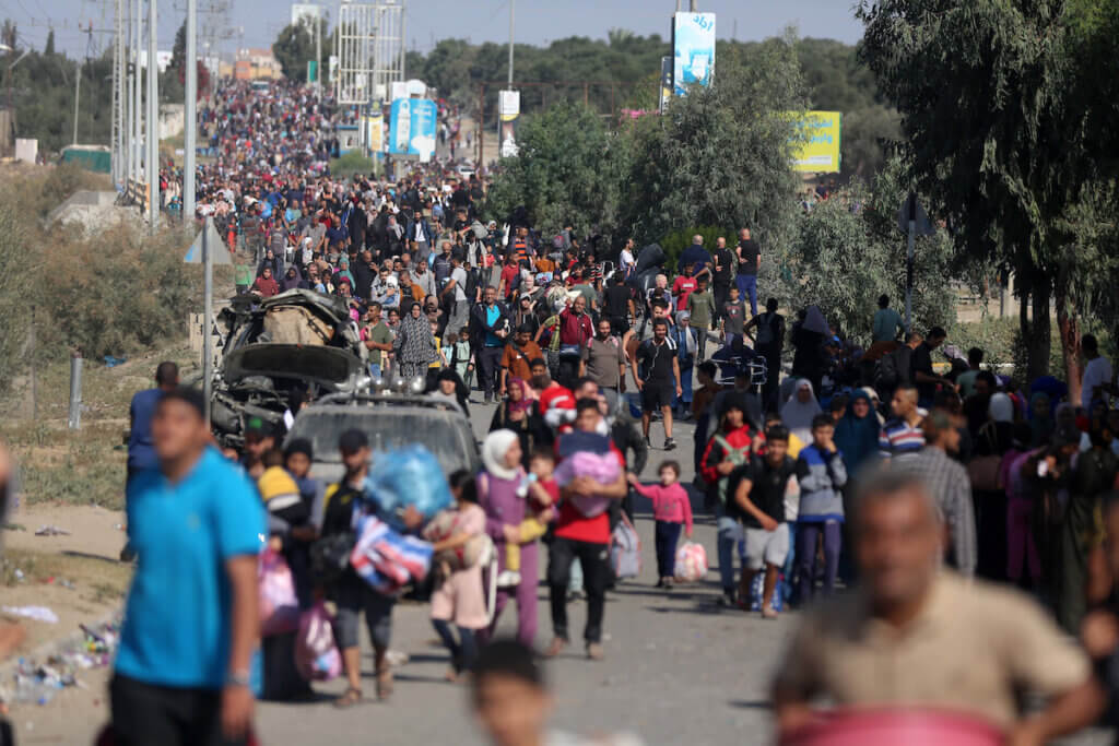 Palestinians families fleeing Gaza City and other parts of northern Gaza towards the southern areas, walk along a road on November 10, 2023. (Photo: Majdi Fathi / APA Images)