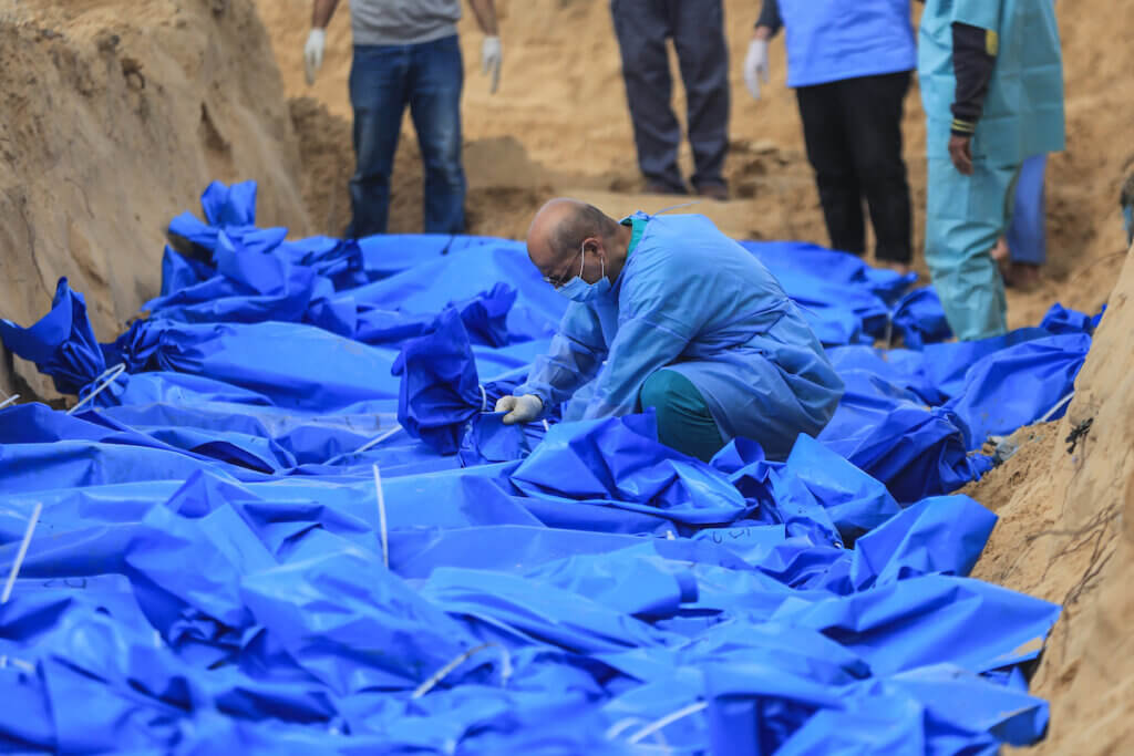 Palestinians bury the bodies of 110 victims in a mass grave in the Khan Yunis cemetery in the southern Gaza Strip, November 22, 2023. (Photo: © Mohammed Talatene/dpa via ZUMA Press APA Images)