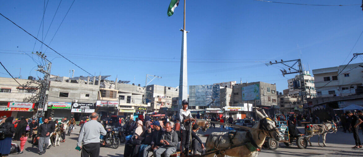 Palestinians return to the Khuza'a district on the eastern outskirts of the southern Gaza Strip city of Khan Younis to inspect their homes following weeks of Israeli bombardment, November 24, 2023. (Photo: Naaman Omar/APA Images)