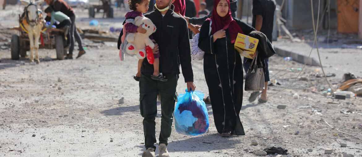 Palestinians return to the Khuza'a district on the eastern outskirts of Khan Younis to inspect their homes following weeks of Israeli bombardment, as a four-day cease fire takes effect, November 24, 2023 (Photo: Omar Ashtawy/APA Images)