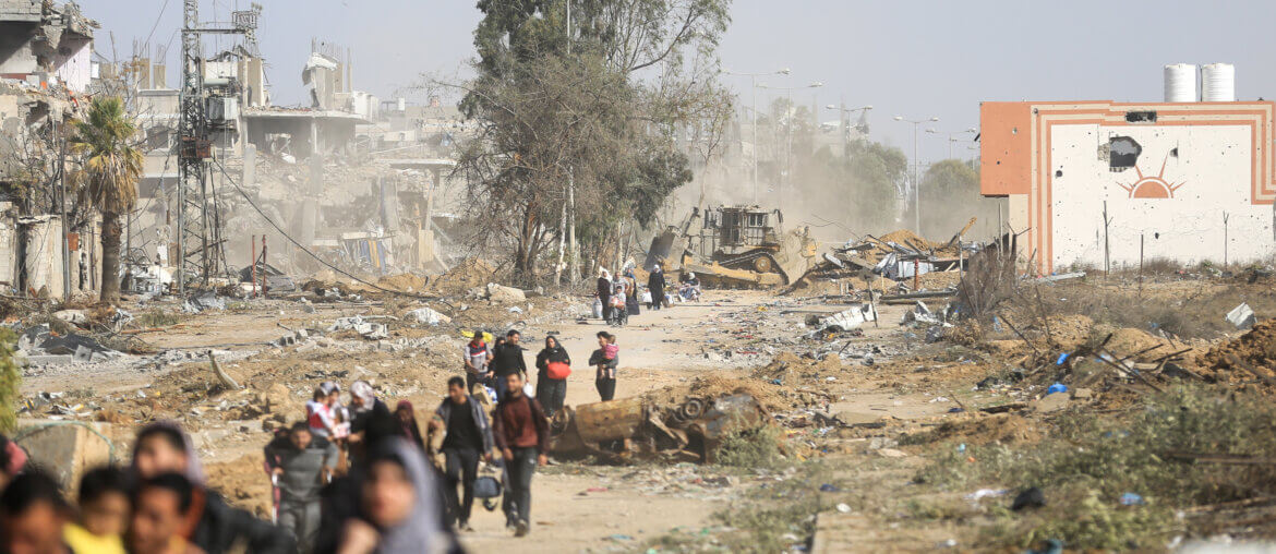 Palestinians fleeing northern Gaza on Salah al-Din street in the Zeitoun district, November 26, 2023, on the third day of the temporary ceasefire between Israel and Hamas. (Photo: Ahmed Ibrahim/APA Images)