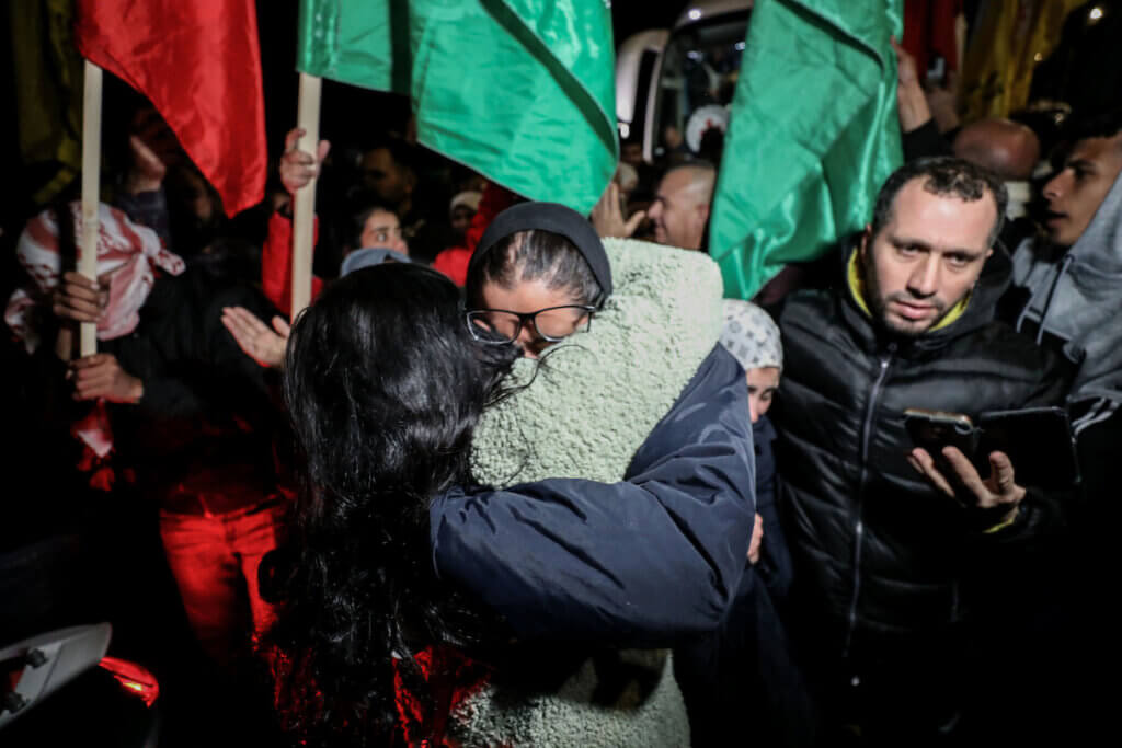 Palestinian prisoners are welcomed by friends and family after being released from Israeli prison as part of a hostage-prisoner swap deal between Hamas and Israel, Ramallah, November 29, 2023. (Photo: © Ayman Nobani/dpa via ZUMA Press/APA Images)