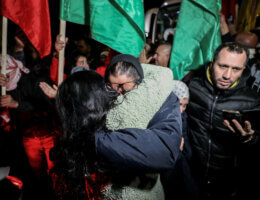 Palestinian prisoners are welcomed by friends and family after being released from Israeli prison as part of a hostage-prisoner swap deal between Hamas and Israel, Ramallah, November 29, 2023. (Photo: © Ayman Nobani/dpa via ZUMA Press/APA Images)