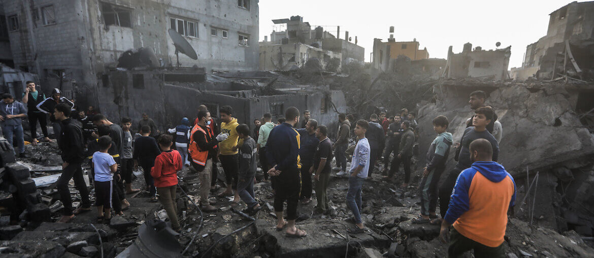Palestinians inspect damage after an Israeli air strike on Khan Younis in the southern Gaza Strip after the end of a seven-day truce between Israel and Hamas, December 1, 2023. (Photo: © Mohammed Talatene/dpa via ZUMA Press/APA Images)