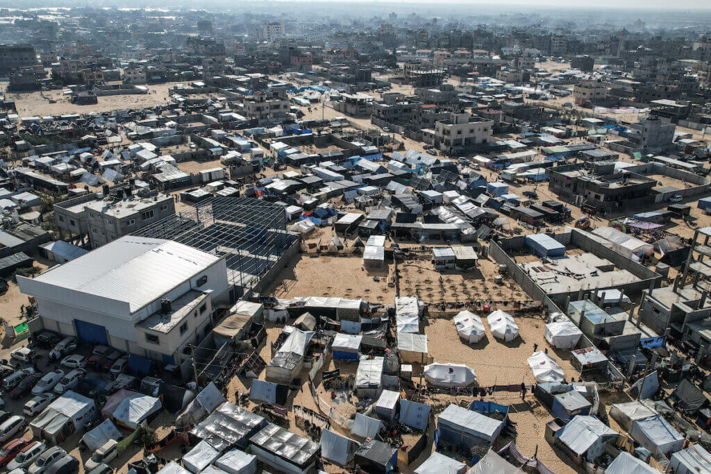 An aerial picture shows displaced Palestinians who fled Khan Yunis due to Israeli air strikes setting up camp in Rafah further south near the border with Egypt, December 8, 2023. (Photo: © Mohammed Talatene/dpa via ZUMA Press APAimages)