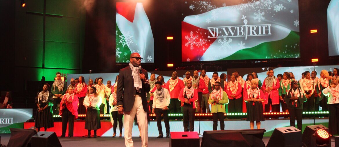 Senior Pastor Jamal Bryant at New Birth Missionary Baptist church speaks to congregants about the war in Gaza. (Photo: Sophia Qureshi/285 South)