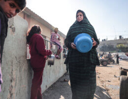 Palestinians gather with pots to receive food at a donation point provided by a charitable organization in Rafah in the southern Gaza Strip, on December 19, 2023. (Photo: Bashar Taleb/APA Images)