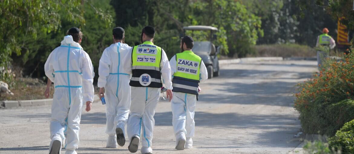 Volunteers from ZAKA in Kibbutz Be'eri, October 12, 2023. (Photo: Avi Ohayon/Israel National Photo Collection)