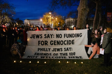 Philadelphia Jews, rabbis and allies hold a vigil as the organization “The Friends of the Israeli Defense Forces (IDF)” held a fundraiser at Congregation Rodeph Shalom, November 30, 2023. (Photo: Rachael Warriner)