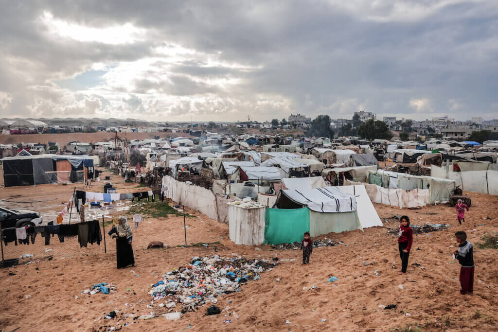 A view of a makeshift camp housing displaced Palestinians, in Rafah in the southern Gaza Strip, on January 02, 2024. (Photo: Bashar Taleb/APA Images)