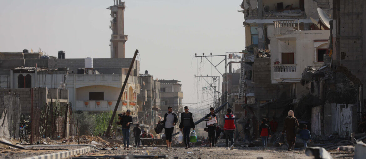 Palestinians return to the Khuza'a district in eastern Khan Younis during the four-day ceasefire between Israel and Hamas in November 2023. (Photo: Omar Ashtaw/APA Images)