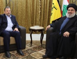 Hamas deputy head Saleh Aruri (left) meets with Hezbollah Secretary General Hassan Nasrallah (right) in Lebanon, October 2017. (Photo: Social Media)