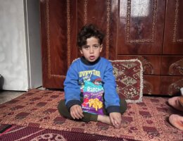 Arkan Shaqqura, 5, in a house in Rafah, January 2024. (Photo: Tareq Hajjaj/Mondoweiss)