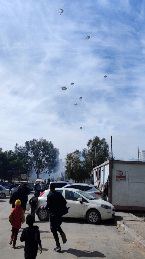Humanitarian aid packages dropped from the air by Jordanian army planes are seen floating on the sky in Gaza City, Gaza on March 1, 2024. (Photo: Khaled Daoud/APA Images)