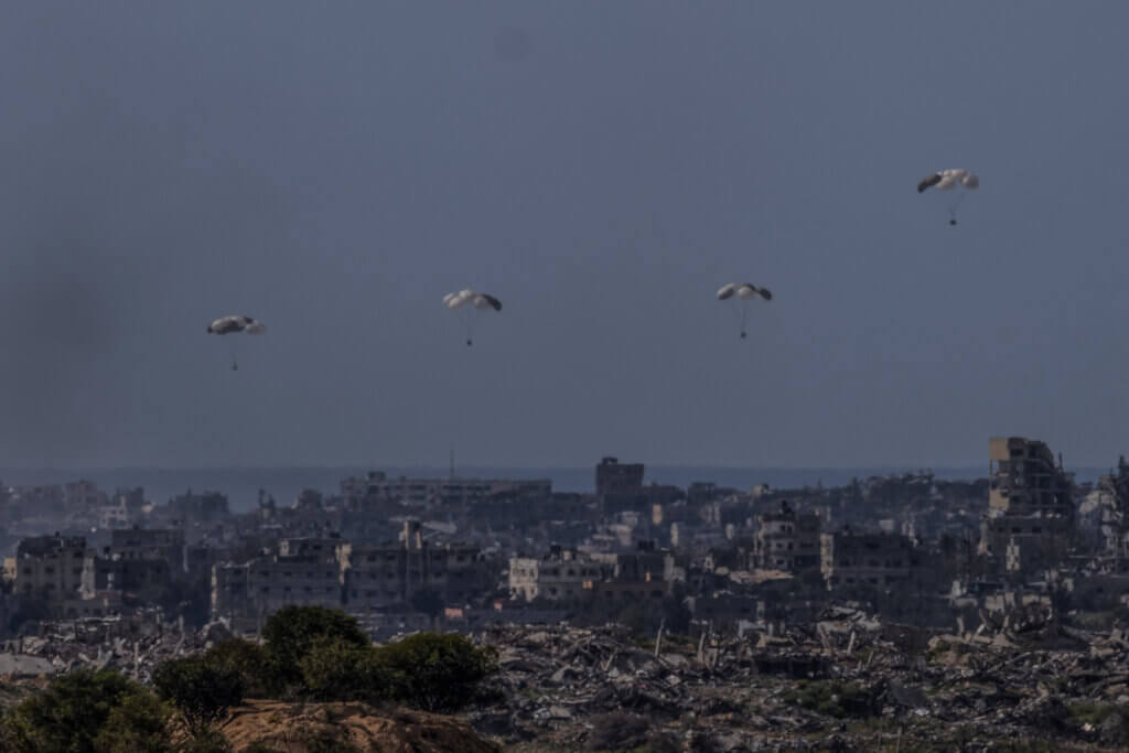 Airdrops over northern Gaza. (Photo: © Ilia Yefimovich/dpa via ZUMA Press\ APA Images)