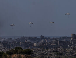 Airdrops over northern Gaza. (Photo: © Ilia Yefimovich/dpa via ZUMA Press\ APA Images)