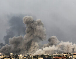 Smoke rises after an Israeli airstrike on the city of Khan Younis in the southern Gaza Strip, December 7, 2023. (Photo: © Abed Rahim Khatib/dpa via ZUMA Press/APA Images)