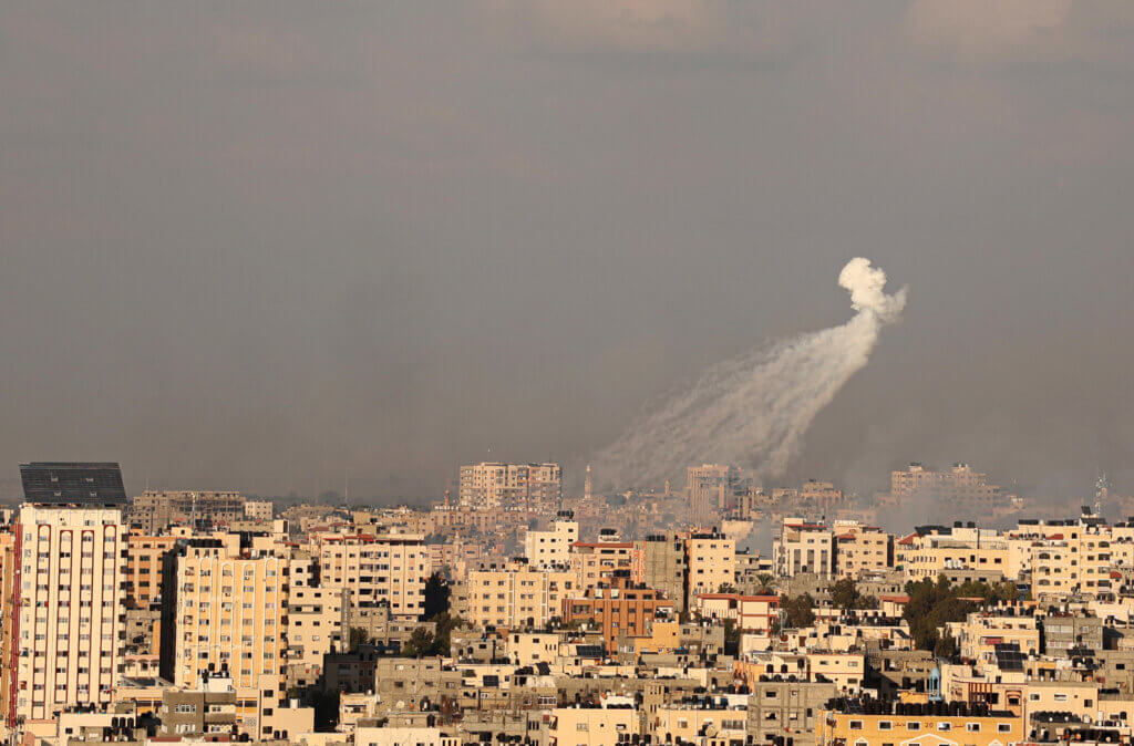 A phosphorus missile fired by Israeli warplanes over the sky of Gaza City, October 10, 2023. (Photo: © Ahmed Zakot/SOPA Images via ZUMA Press Wire/APA Images)