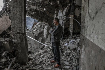 A Palestinian man inspects a destroyed building following an Israeli air attack on Rafah in the southern Gaza Strip, March 19 2024. (Photo: © Abed Rahim Khatib/dpa via ZUMA Press APA Images)
