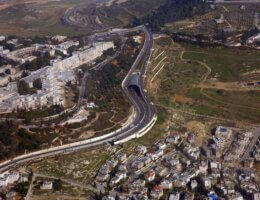 Aerial view of the road from Jerusalem to the settlement of Ma'ale Adumim, with the Hebrew University campus on the left, 2007. (Photo: Israel National Photo Collection)