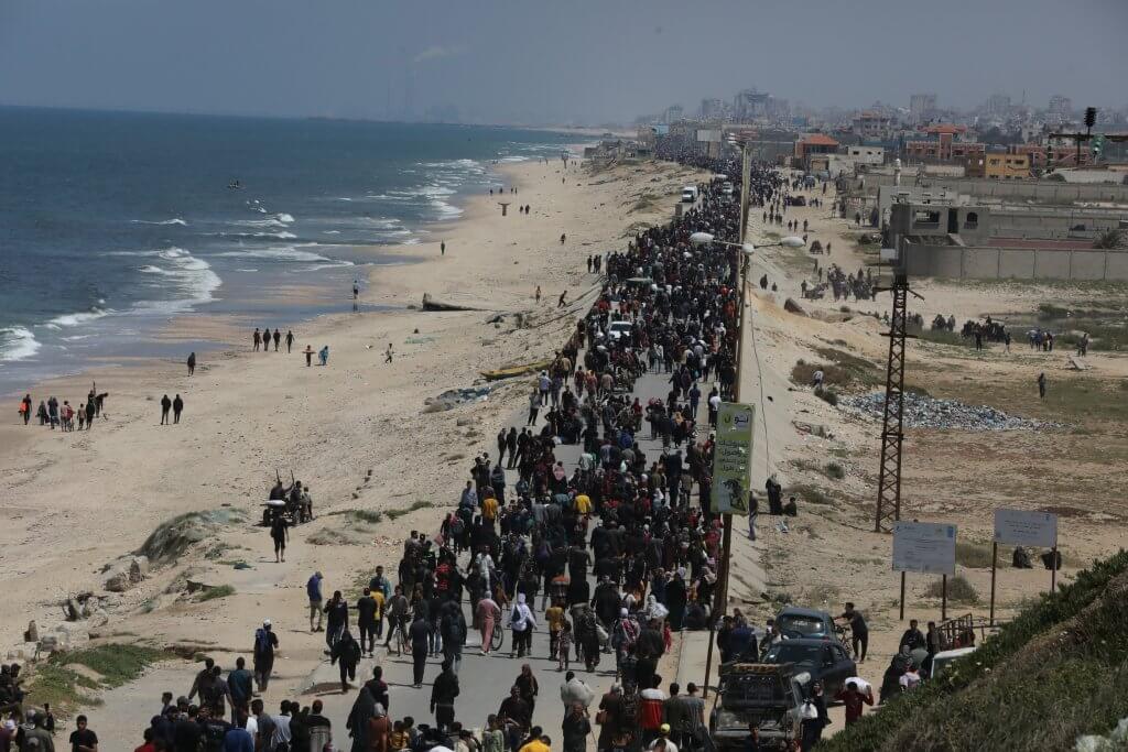 Displaced Palestinians attempts to make their way back to northern Gaza to their homes, central Gaza, April 14, 2024. (Photo: Omar Ashtawy/APA Images)