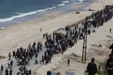 Aerial view of crowds of Palestinians in Gaza making their way on foot along a coastal road to return to the north, following the withdrawal of Israeli forces from most areas of southern and central Gaza.
