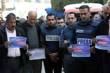 Palestinian journalists protest Israeli crimes against journalists in Gaza, in Deir al-Balah on February 26, 2024. (Photo: Ali Hamad/APA Images)