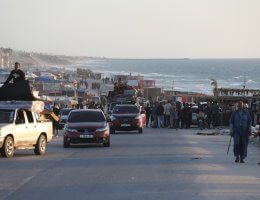 Crowds of displaced Palestinians travel in cars and on foot away from Rafah in the southern Gaza Strip. (APA Images)