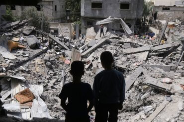Palestinians insepct the rubble of a residential building destroyed by an Israeli airstrike in Nuseirat in the central Gaza Strip, May 19, 2024. (Photo: Omar Ashtawy/APA Images)